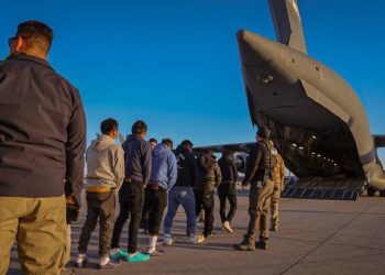 Confins recebe voo com 158 deportados dos EUA, incluindo 88 brasileiros