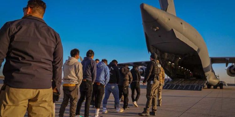 Confins recebe voo com 158 deportados dos EUA, incluindo 88 brasileiros