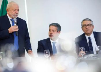 Centrão sugere ocupar ministério palaciano para fortalecer relação com o Congresso