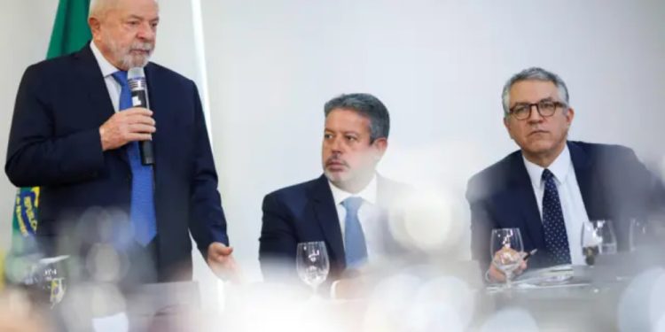 Centrão sugere ocupar ministério palaciano para fortalecer relação com o Congresso