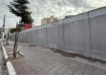 Prefeitura de SP constrói muro na Cracolândia para delimitar área e reduzir aglomerações