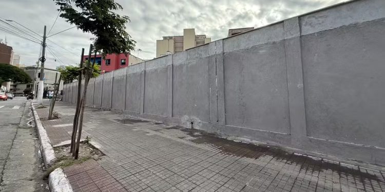 Prefeitura de SP constrói muro na Cracolândia para delimitar área e reduzir aglomerações