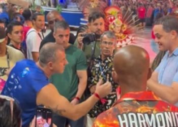 Prefeito Lorenzo Pazolini (de azul claro, à direita da imagem) foi agredido durante confusão em desfile no Espírito Santo