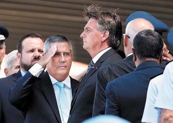 Braga Netto e Jair Bolsonaro durante cerimônia em Brasília