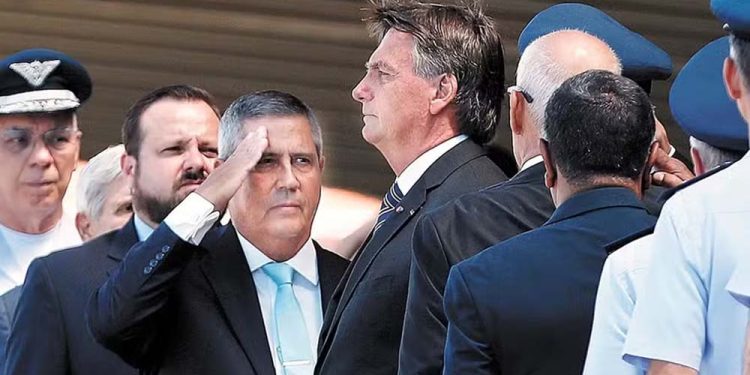 Braga Netto e Jair Bolsonaro durante cerimônia em Brasília