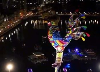 O Galo Gigante foi erguido na Ponte Duarte Coelho