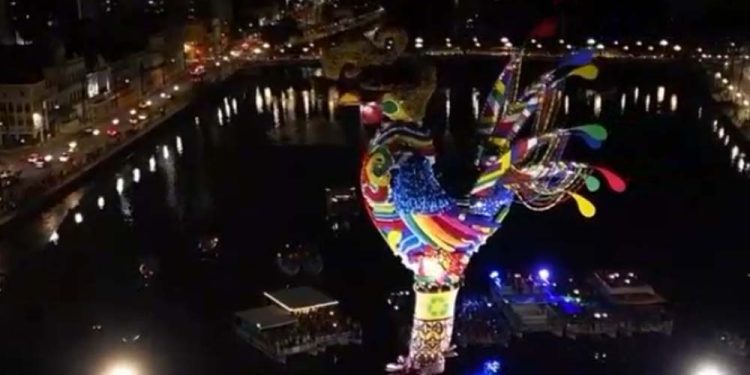 O Galo Gigante foi erguido na Ponte Duarte Coelho