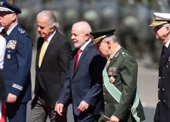 José Múcio e Lula acompanhados de comandantes das FA, durante evento