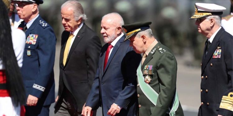 José Múcio e Lula acompanhados de comandantes das FA, durante evento