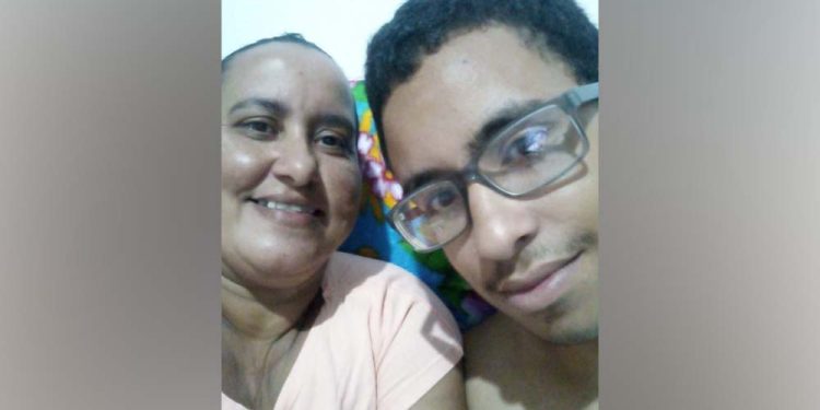 Juan Pablo da Silva Melo e a mãe Eliene Maria da Silva
