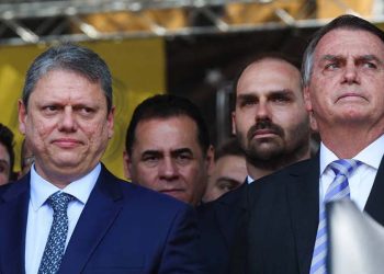 Tarcísio de Freitas, Eduardo Bolsonaro e Jair Bolsonaro (E. p/ D.)