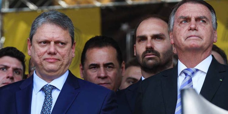 Tarcísio de Freitas, Eduardo Bolsonaro e Jair Bolsonaro (E. p/ D.)