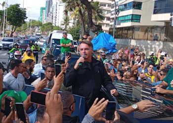 Ex-presidente Jair Bolsonaro (PL) durante carreata no Recife