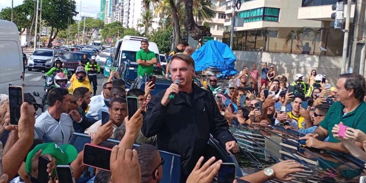 Ex-presidente Jair Bolsonaro (PL) durante carreata no Recife