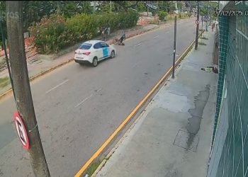Ciclista cai ao tentar ultrapassar e é atropelada por táxi no Recife