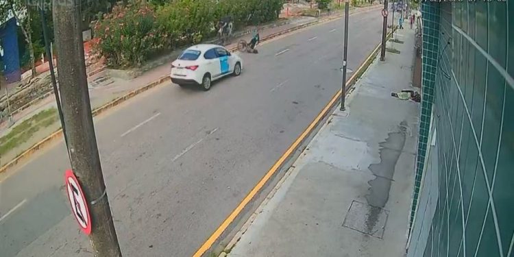 Ciclista cai ao tentar ultrapassar e é atropelada por táxi no Recife