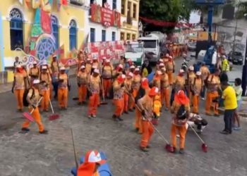 Garis fazem lavagem das ladeiras de Olinda no Bloco Vassourão
