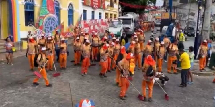 Garis fazem lavagem das ladeiras de Olinda no Bloco Vassourão
