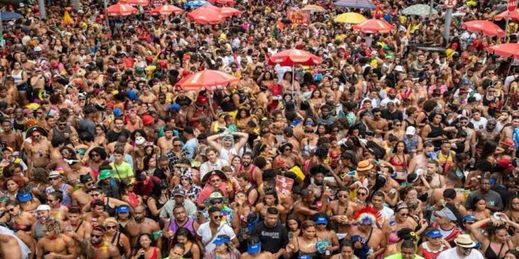 Xixi na rua pode render multa no Carnaval