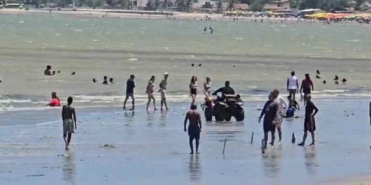 Quadriciclos são flagrados nas praias pernambucanas, colocando os frequentadores em risco