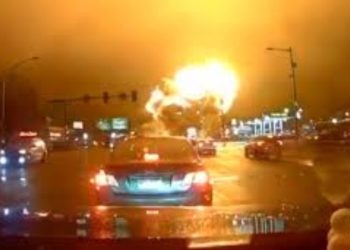 Queda de avião médico em Filadélfia: equipe de resgate e paciente estavam a bordo