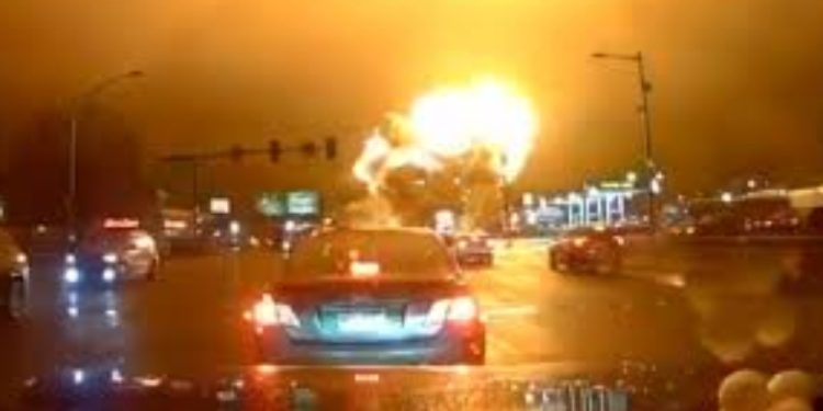 Queda de avião médico em Filadélfia: equipe de resgate e paciente estavam a bordo