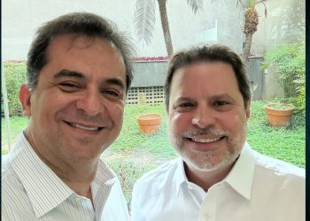 Márcio Cadar da SAF do Santa Cruz (esq) e o presidente do clube coral, Bruno Rodrigues (dir)