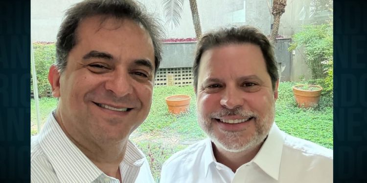 Márcio Cadar da SAF do Santa Cruz (esq) e o presidente do clube coral, Bruno Rodrigues (dir)