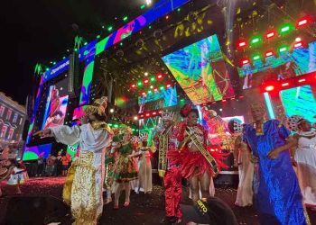 Abertura do Carnaval do Recife encanta com Ney Matogrosso, Raphaela Santos e Maracatus no Marco Zero