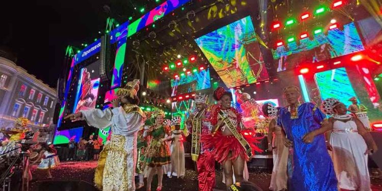 Abertura do Carnaval do Recife encanta com Ney Matogrosso, Raphaela Santos e Maracatus no Marco Zero