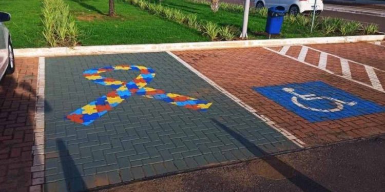 Mais de 8 mil autistas do Recife recebem credencial exclusiva para vagas especiais