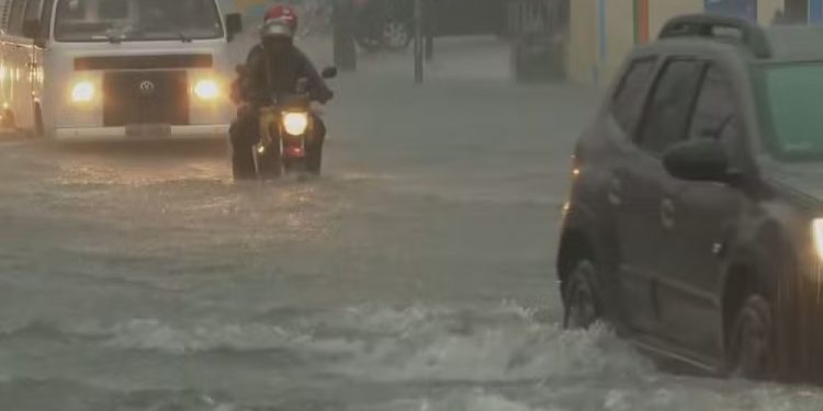 Chuvas intensas causam alagamentos e transtornos no Recife e Região Metropolitana