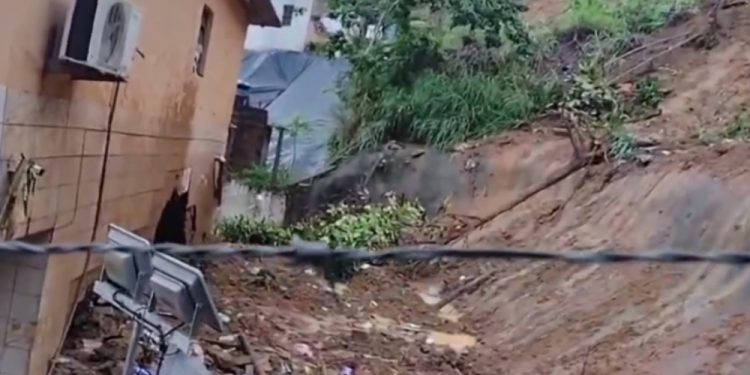 Deslizamento de barreira mata mãe e filha no bairro do Passarinho