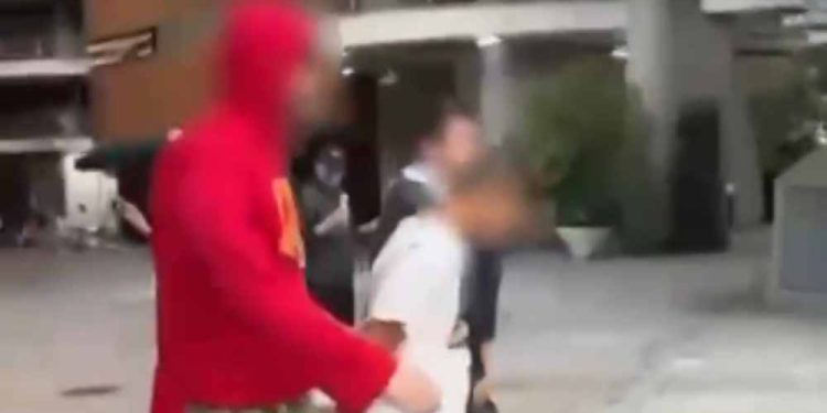 Policiais disfarçados de Chapolin e padre prendem suspeito de furto no carnaval de SP