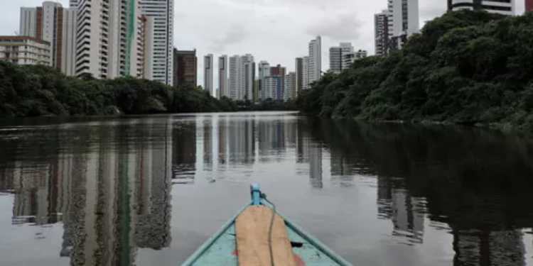 Rio Capibaribe permanece acima da cota de alerta apesar da redução de chuvas em Pernambuco