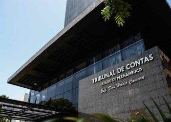 O TCE-PE é responsável pela fiscalização contábil do Estado de PE