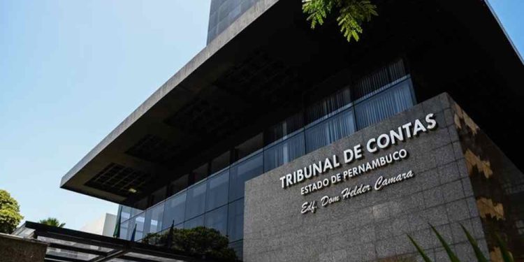 O TCE-PE é responsável pela fiscalização contábil do Estado de PE