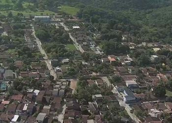 Oito a dez homens atiram contra família em casa