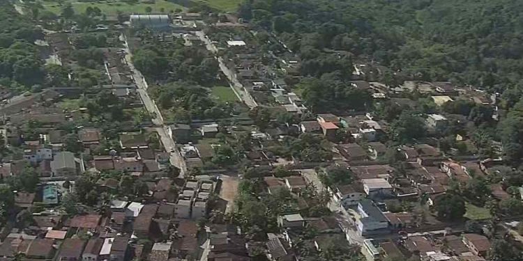 Oito a dez homens atiram contra família em casa