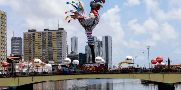 Galo da Madrugada é considerado o maior bloco carnavalesco do mundo.