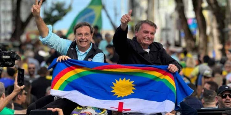 Bolsonaro recebe título de cidadão em Vitória de Santo Antão durante passagem por PE