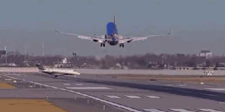 Avião comercial arremete para evitar colisão com jato privado em Chicago
