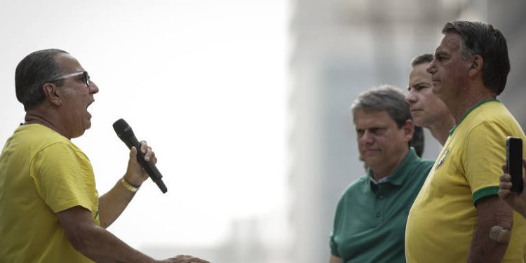 Silas Malafaia, Tarcísio de Freitas e Jair Bolsonaro durante manifestação