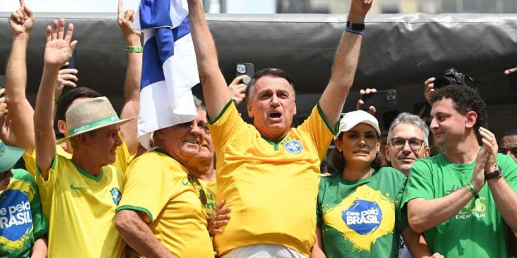 Inelegível até 2030, Bolsonaro aposta em apoio popular em ato no Rio