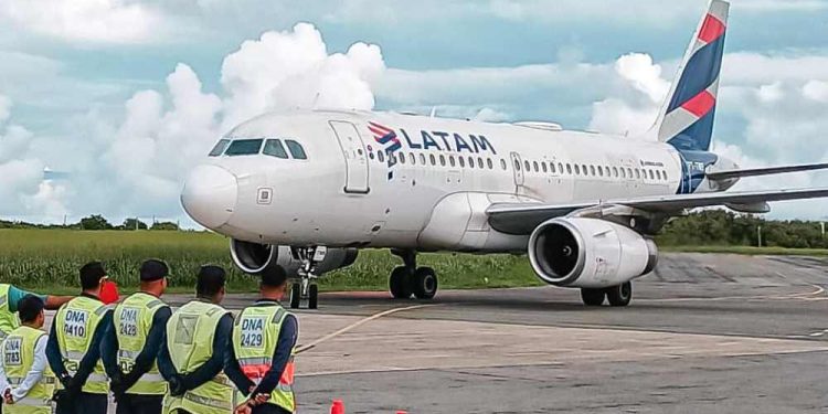 Depois de três anos interditada para jatos, a pista do aeroporto foi reinaugurada com um voo de emergência da Latam
