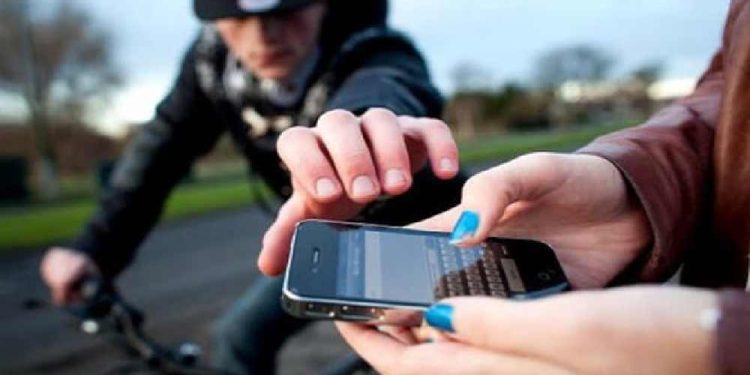 Com quase um milhão de furtos em 2024, governo quer endurecer lei contra receptação de celulares