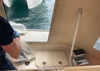 A dupla pretendia recolher as drogas escondidas no barco de apoio durante a noite