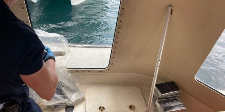 A dupla pretendia recolher as drogas escondidas no barco de apoio durante a noite