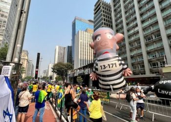 Boneco "Pixuleco" virou símbolo de protestos anti-corrupção