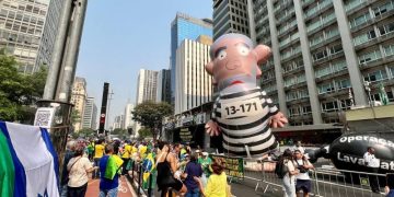 Boneco "Pixuleco" virou símbolo de protestos anti-corrupção